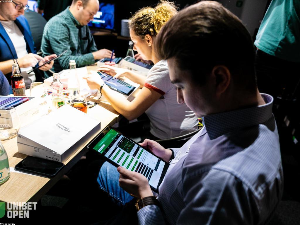 គន្លងសម្រាប់ការប្រាក់អនឡាញ: ផលិតផលថ្មីៗនិងយុទ្ធសាស្រ្ត